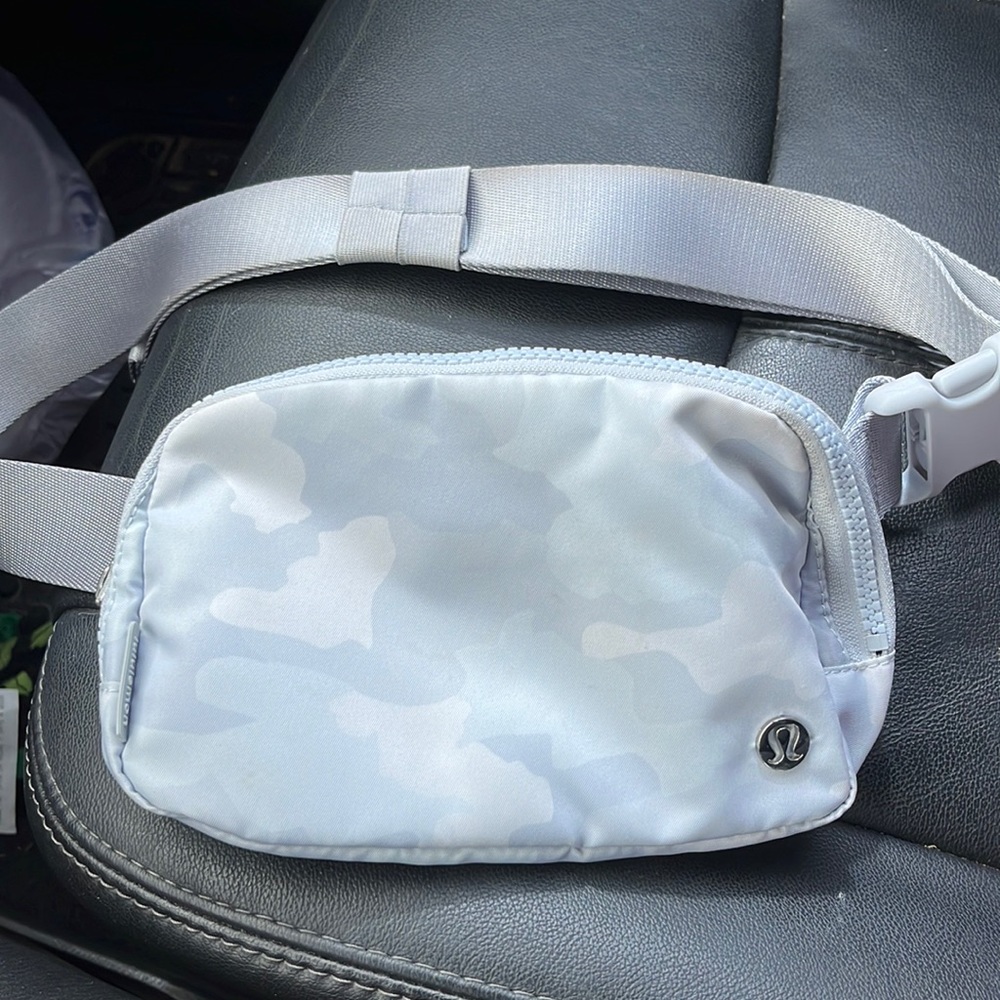 Lululemon everywhere belt bag